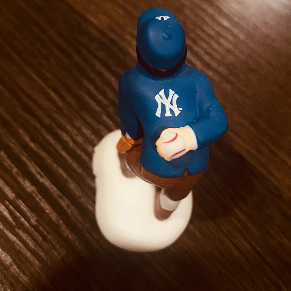 Figurine Department 56 Christmas In The City MLB  NY Yankees Vintage Dept.